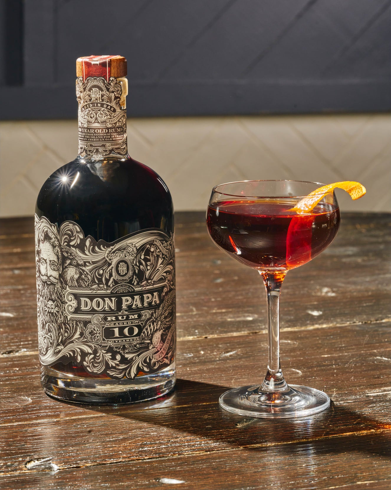 bottiglia con bicchiere di rum scuro don papa dieci 10 anni years venduto da buono!