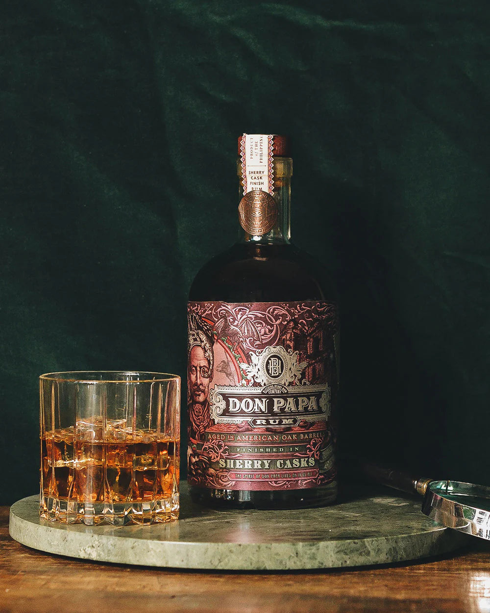 Bottiglia di rum Don Papa Sherry Casks con etichetta di colore rosso ciliegia venduto da Buono!