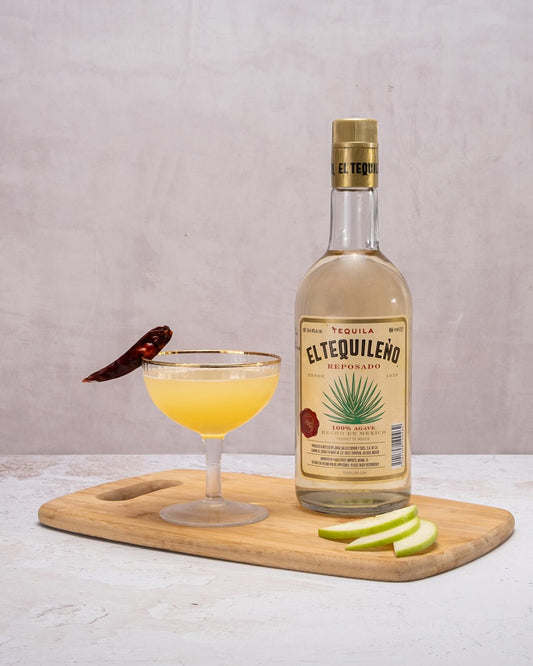 bottiglia di tequila chiara con un bicchiere di cocktail di El Tequileno reposado venduto da Buono!