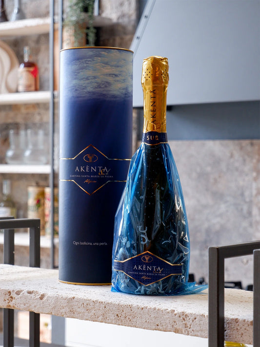 bottiglia con astuccio regalo di vino spumante akenta sub da 750ml prodotto dalla cantina Santa Maria La Palma disponibile su Buono!