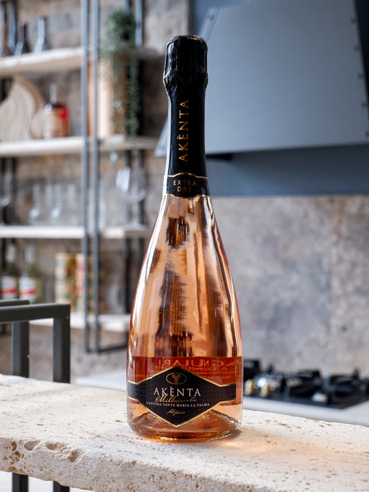 Copertina con bottiglia di vino spumante extra dry akenta rosè prodotto dalla cantina santa maria la palma disponibile su Buono!