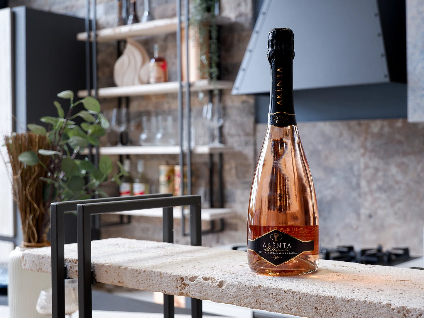 Copertina con bottiglia di vino spumante extra dry akenta rosè  prodotto dalla cantina santa maria la palma disponibile su Buono!