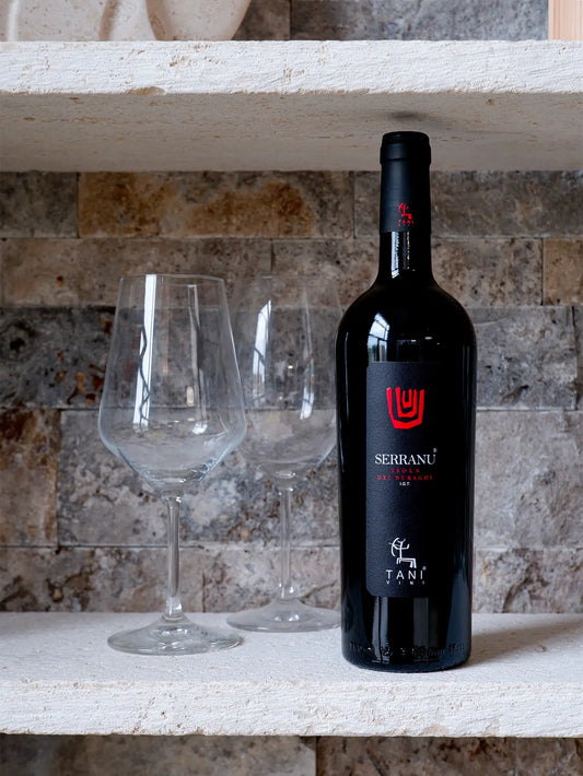 bottiglia di vino rosso serranu isola dei nuraghi prodotto dalla cantina tani venduto da Buono!
