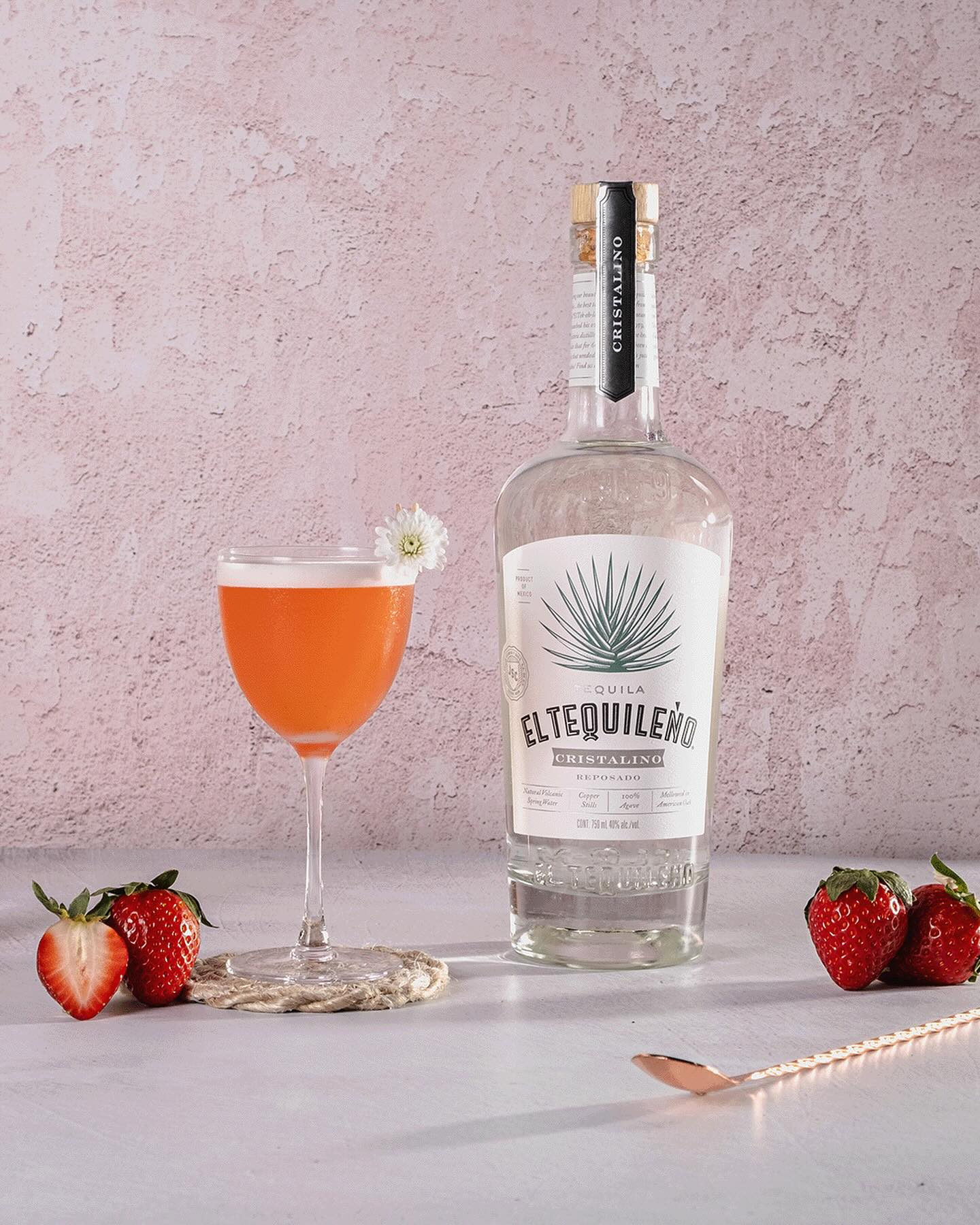 bottiglia di tequila ElTequileno reposado cristalino  con calice di cocktail venduto da Buono!